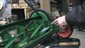How a push reel mower works - Scotts Classic 20 example